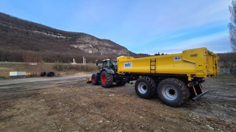Location d'un tracteur agricole avec benne tp et chauffeur dans l'Ain sur un chantier autoroutier ATMB