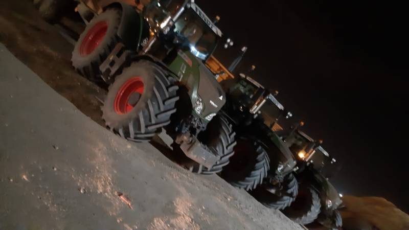 Location de tracteurs et bennes TP pour du transport de sable à Chassieux