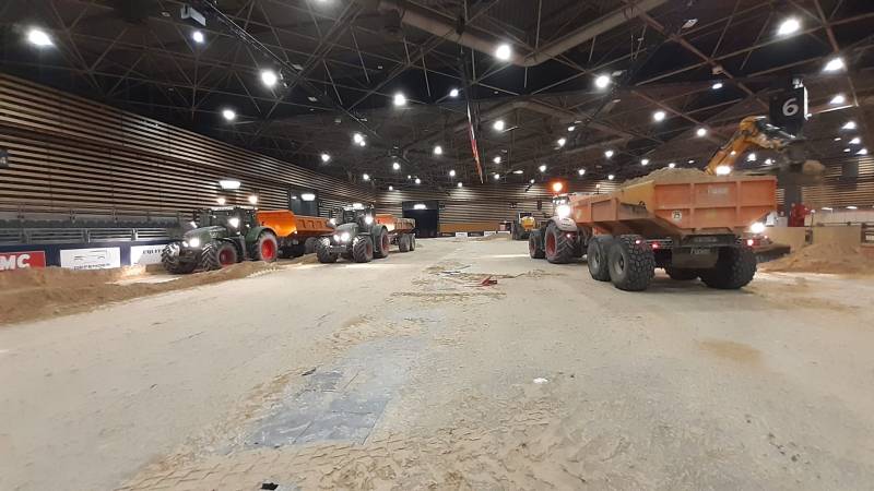 Location de tracteurs et bennes TP pour du transport de sable à Chassieux