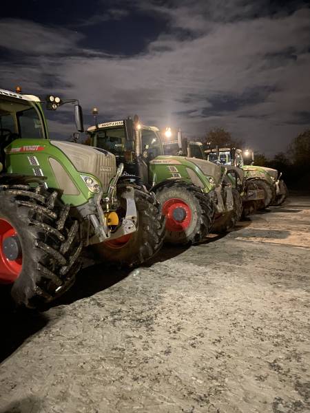 Location de tracteurs et bennes TP pour du transport de sable à Chassieux